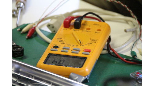 Branchement autoradio fil jaune et rouge ensemble : comment les inverser ?